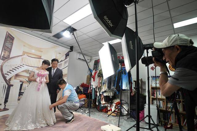 朝陽區(qū)安貞街道為勞動者拍攝婚紗照:婚紗照拍攝